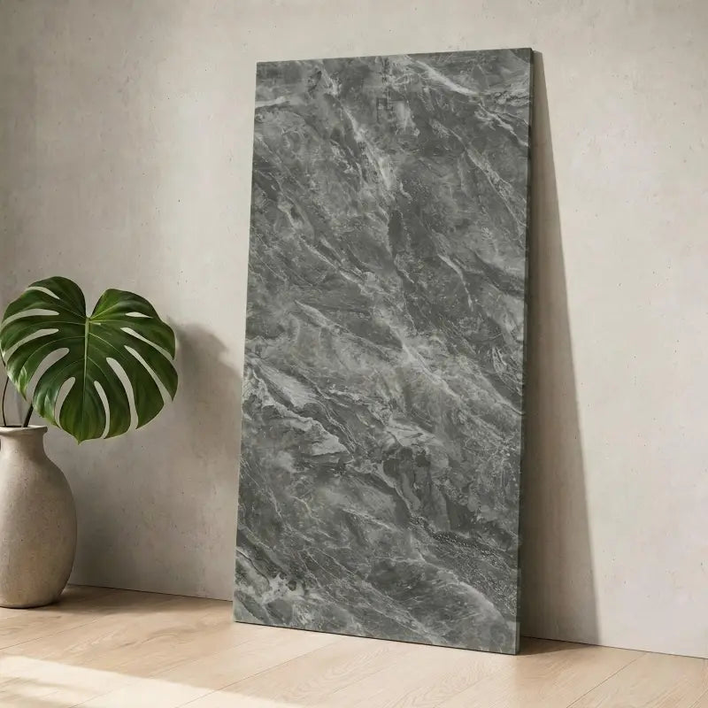 Ein schlanker rechteckiger grauer marmor wandfliesen aufkleber selbstklebend mit wirbelnden mustern in 60x30 cm
