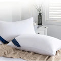 Weiches kissen 65 × 40 cm mit navyblauem satinbesatz in weiß zum online bestellen als geschenkideen