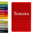 Rotes personalisiertes badehandtuch aus 100% baumwolle mit name tamara bestickt in weißer stickerei