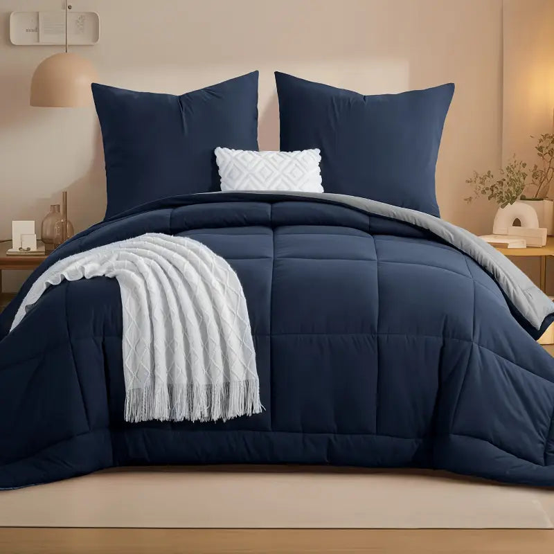 Navy blaues wendbares steppdecken-set mit grauem innenfutter und weißer decke ideal zum online bestellen und als geschenkideen