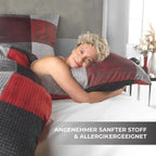 Rotes und graues patchwork-kissen mit strukturstoff im modernen allergikerfreundlichen bettwäsche-set 135x200 4-teilig