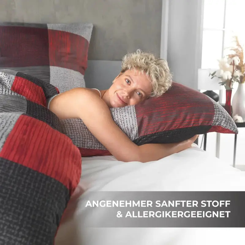 Rotes und graues patchwork-kissen mit strukturstoff im modernen allergikerfreundlichen bettwäsche-set 135x200 4-teilig