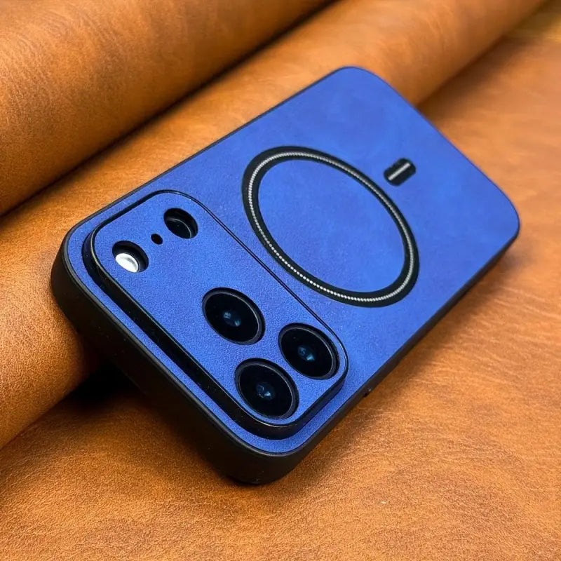 Blaue luxus leder handyhülle der rückseite mit schwarzem kamera ausschnitt und runder magsafe ladestation für iphone
