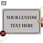 Personalisiertes 2d-wandschild aluminium in grau mit schwarzem rand und individuell bedrucktem zentriertem text