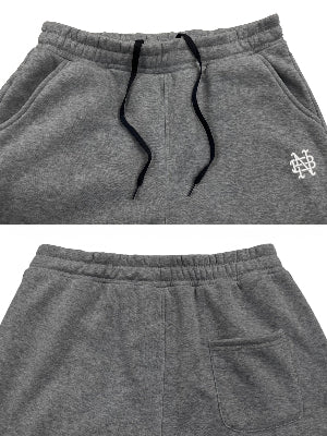 Detailansicht bestickte Winterhose aus Polyester mit leicht elastischem Stoff und geradem Bein