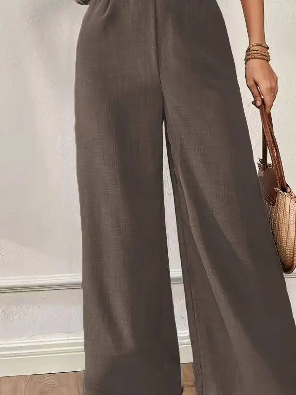 Elegante damen-schlaghose wide leg aus taupefarbenem leinenmix mit subtilen vertikalfalten für ganzjährigen tragekomfort