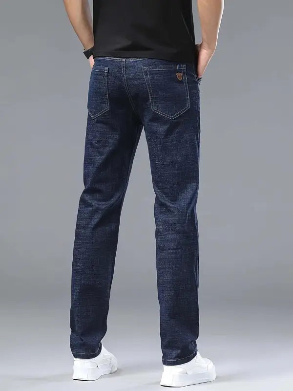Dunkel indigoblaue herren stoffhose aus denim mit klassischem geradem schnitt und subtiler verblassung auf den hintertaschen perfekt für besondere anlässe