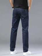 Dunkel indigoblaue herren stoffhose aus denim mit klassischem geradem schnitt und subtiler verblassung auf den hintertaschen perfekt für besondere anlässe