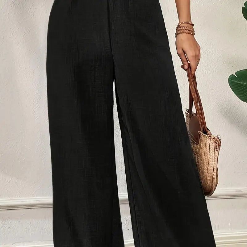 Elegante damen-schlaghose wide leg in schwarz mit leinenähnlicher textur und feinen vertikalen plissee