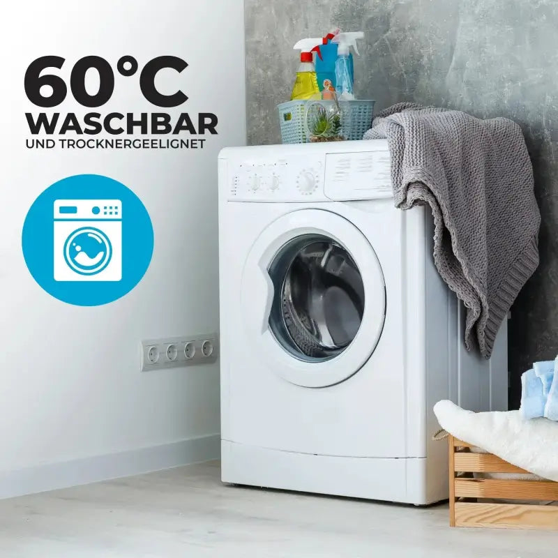 Weiße frontlader waschmaschine mit glas tür und bedienfeld im bettwäsche-set 135x200 4-teilig für allergiker