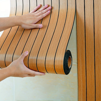 DIY-Montage: Folie wird von der selbstklebenden Sxp-Tapete abgezogen und auf glatte Wand geklebt