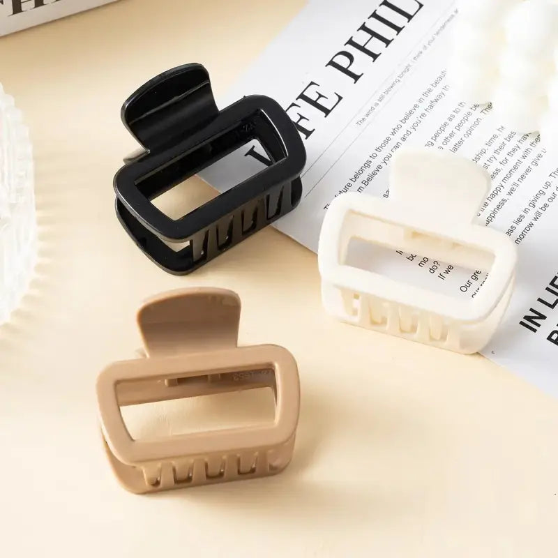 Drei matte flexible silikon-haarklammern in schwarz, beige und off-white für besondere anlässe online bestellen