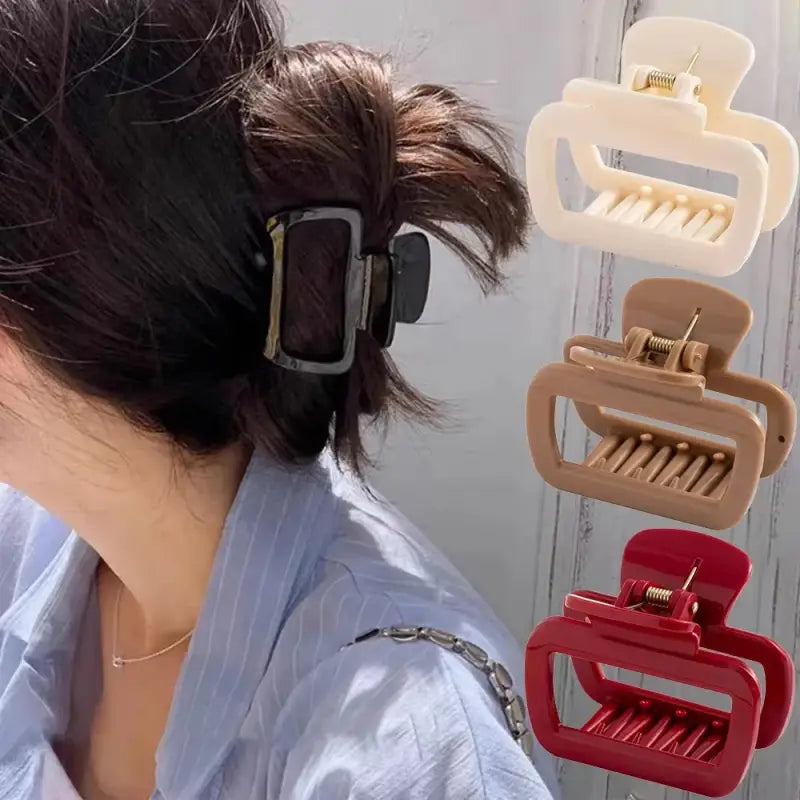 Eine elegante schwarze flexible silikon-haarklammer mit metallakzenten ideal für besondere anlässe online bestellen