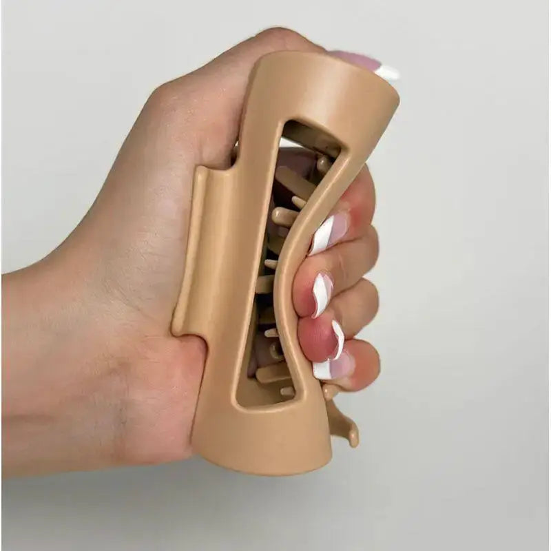 Beige flexible silikon-haarklammer mit modernem design und rutschfester haarspange zum online bestellen