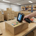Schwarzer handheld tintenstrahldrucker mit digitaldisplay und rotem knopf zum logo drucken und etiketten auf karton mit 7mm druckhöhe