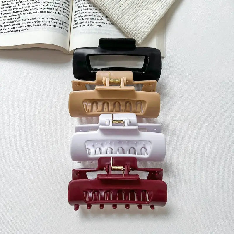 Flexible silikon-haarklammer set mit fünf glänzenden plastikclips in schwarz beige weiß und burgundy mit goldenen metallklammern rutschfeste haarspange online bestellen