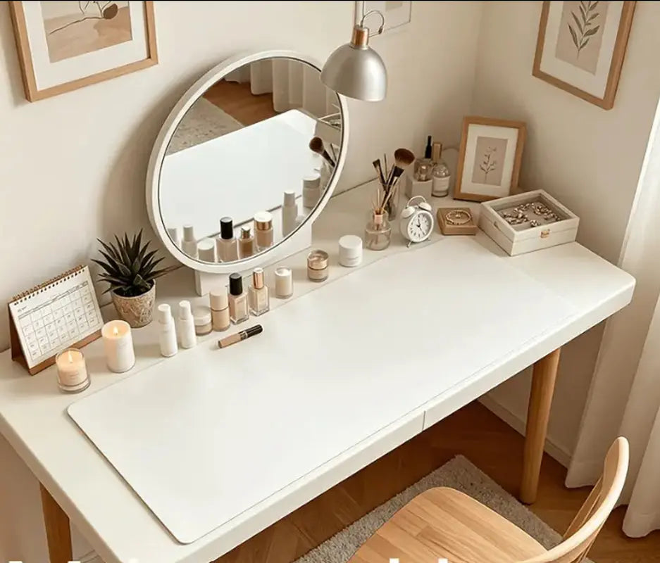 Weiße rechteckige schminktisch-unterlage aus kunstleder mit glatter, rutschfester, vanity pad wasserabweisend oberfläche
