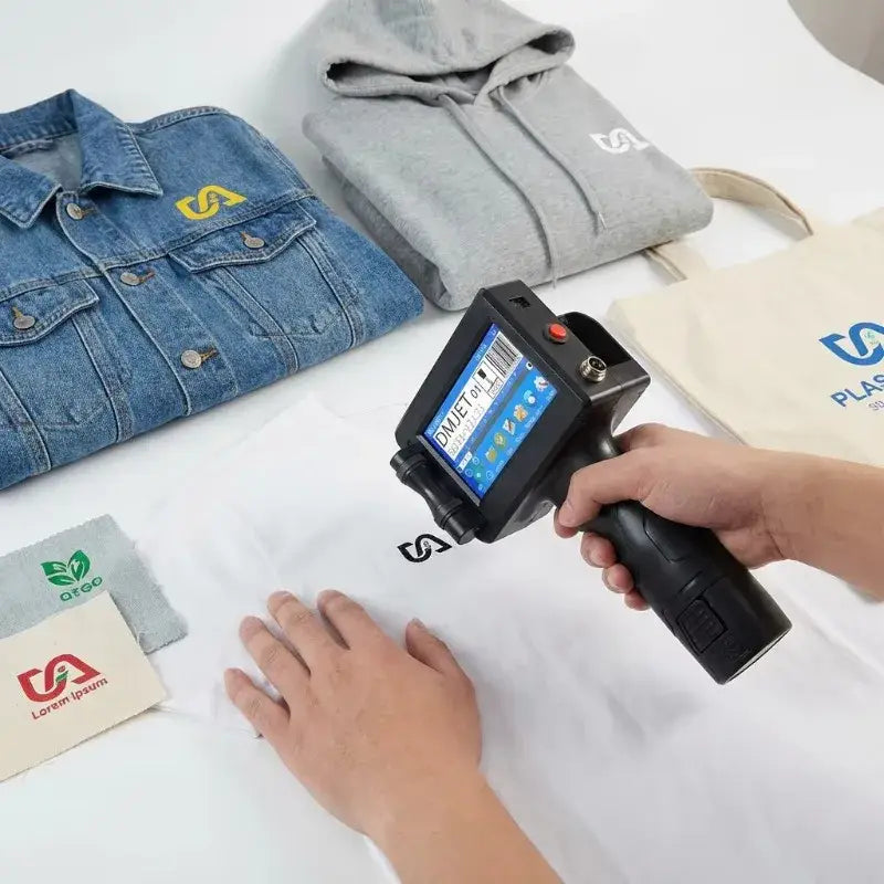 Schwarzer handheld tintenstrahldrucker mit digitaldisplay und rotem knopfdrucker für 7mm druckhöhe logo drucken