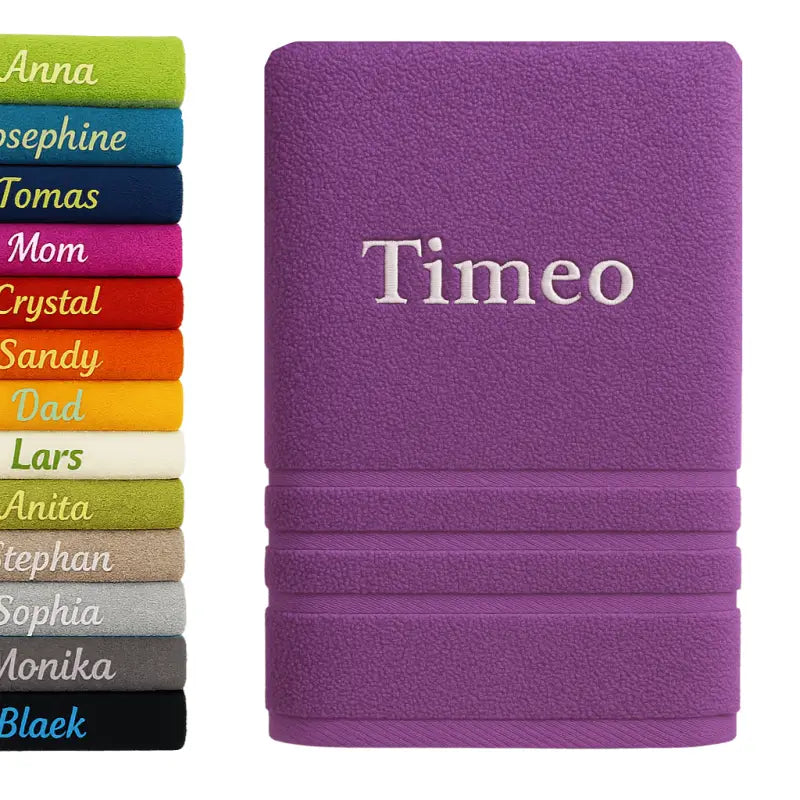 Personalisiertes badehandtuch aus 100% baumwolle in lila mit weißem besticktem namen timeo in 50x100 cm