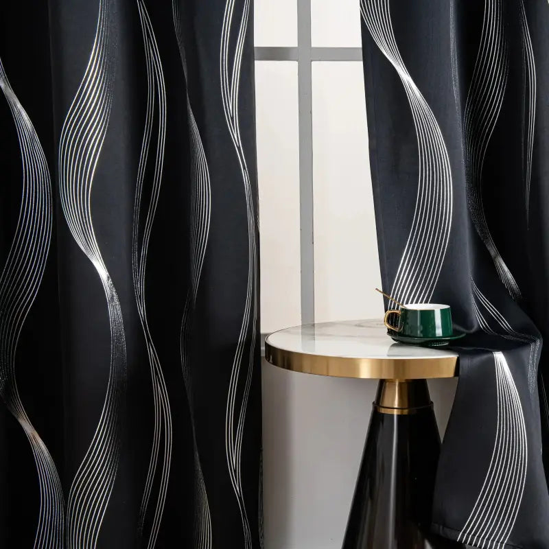Schwarze vorhänge mit geometrische wellen-muster silber in 2er set und 213cm lang für verdunkelung und wärmeisolierung