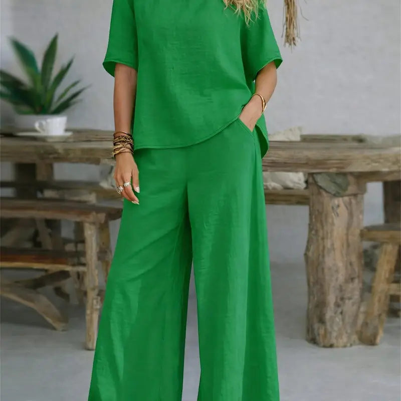 Grünes damen casual 2-teiliges set aus leinen mit kurzarm shirt und weiter hose in einfarbigem design