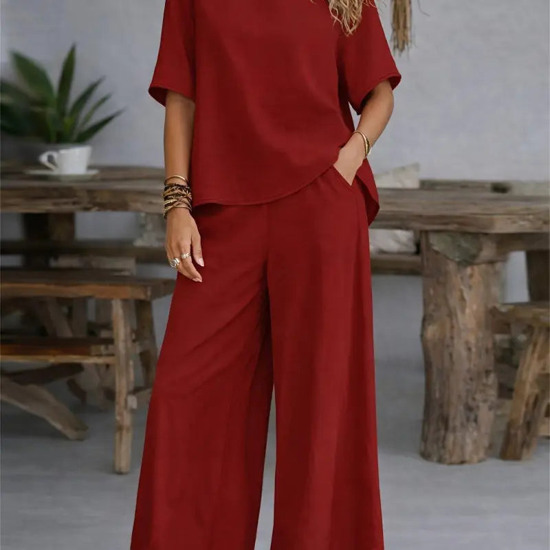 Rotes damen casual 2-teiliges set mit kurzarm shirt und weiter hose aus weichem fließendem stoff