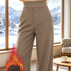 Kaffeebraune Damenhose mit hohem Bund und Seitentaschen sowie eingeblendetem Stoffdetail
