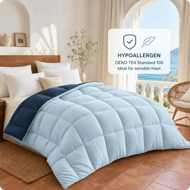 Leichte hellblaue Wendbare Mikrofaser-Ganzjahresdecke mit navyblauem Rand, weich und hypoallergen, online bestellen