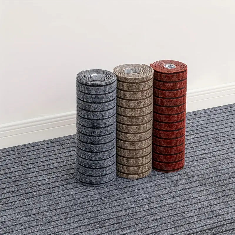 Drei selbstklebende teppichrollen mit streifenmuster in grau beige und rot zum online bestellen als praktische geschenkideen