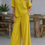 Gelbes leinen 2-teiliges set mit kurzarmshirt und weiter hose für damen casual look