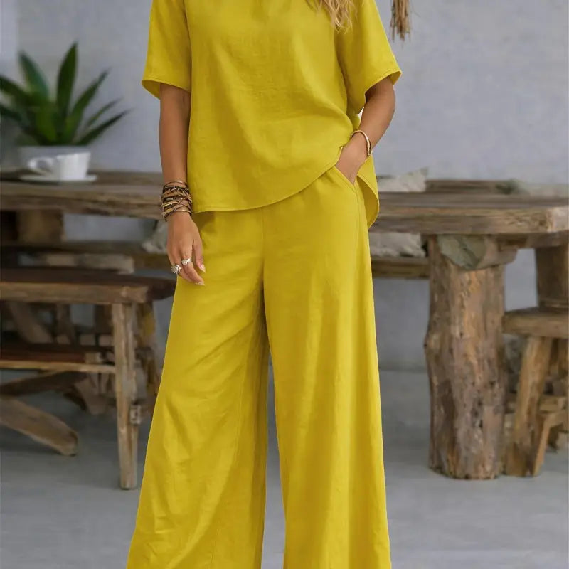 Gelbes leinen 2-teiliges set mit kurzarmshirt und weiter hose für damen casual look