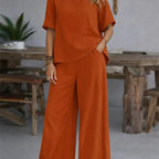 Frau trägt damen casual 2-teiliges set mit kurzarm shirt und weite hose in burnt orange einfarbig