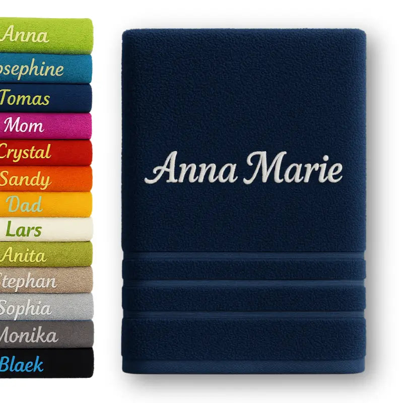Navy blaues personalisiertes badehandtuch aus 100 baumwolle mit name bestickt anna marie in weißer stickerei