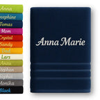 Navy blaues personalisiertes badehandtuch aus 100 baumwolle mit name bestickt anna marie in weißer stickerei