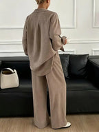 Beiges elegantes damen-set aus leinenmischung mit oversized blazer und weit geschnittenen hosen für frühjahr herbst
