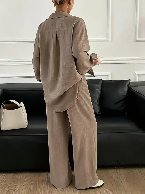 Beiges elegantes damen-set aus leinenmischung mit oversized blazer und weit geschnittenen hosen für frühjahr herbst