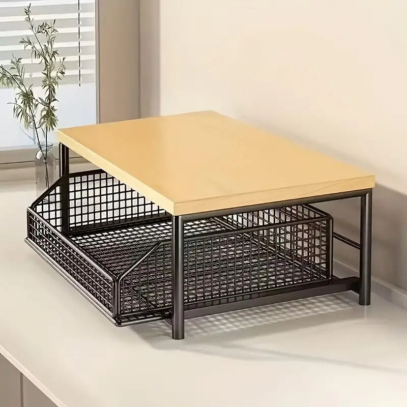 Schwarzes multifunktionales küchenregal mit goldenem eisengestell, holzoberseite und zwei ausziehbaren schubladen in elegantem design