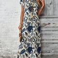 Eine frau trägt ein off-white damen blumenkleid kurzarm mit navyblauen und sandfarbenen floralen mustern