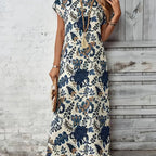 Eine frau trägt ein off-white damen blumenkleid kurzarm mit navyblauen und sandfarbenen floralen mustern