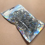Nummerierte etiketten 1–50 mit runden kunststoff-schildern aus robustem kunststoff und silbernen metallringen in holografischer verpackung