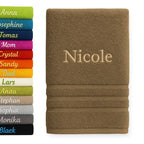 Personalisiertes badehandtuch braun mit name nicole bestickt in heller beige aus 100% baumwolle in zwei größen