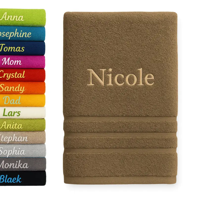 Personalisiertes badehandtuch braun mit name nicole bestickt in heller beige aus 100% baumwolle in zwei größen