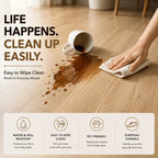 Weißer mikrofaser cloth wischt kaffee verschüttet auf selbstklebende pvc-vinyl-dielen in holzoptik online bestellen