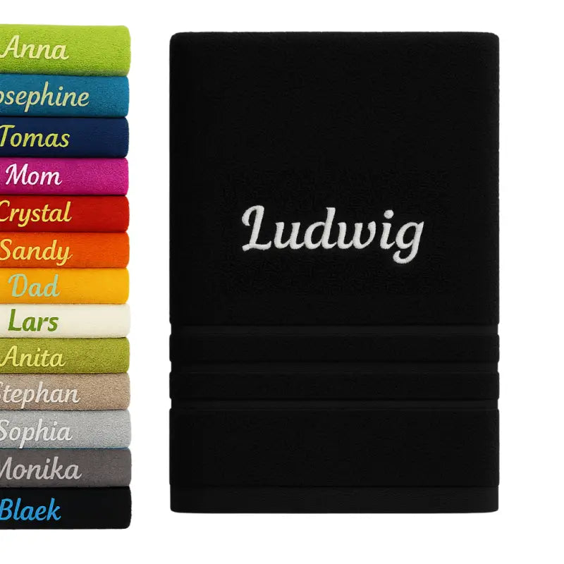 Personisiertes badehandtuch schwarz aus 100% baumwolle mit dem name ludwig bestickt in weißer schrift