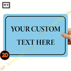 Personalisiertes 2d-wandschild aus aluminium in hellblau mit schwarzem rand und individuell bedrucktem text