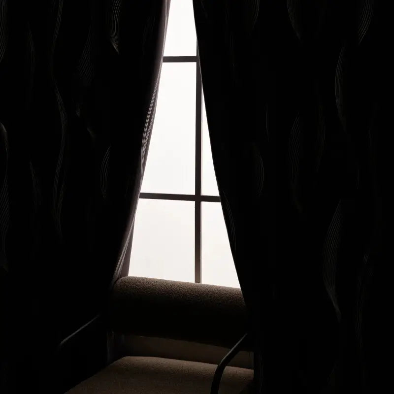 Dunkle blickdichte verdunkelungsvorhänge 2er set 213cm lang mit geometrischem wellen-muster silber rahmen helles fenster