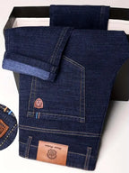 Dunkelblaue herren stoffhose aus denim mit weißer naht und lederpatches auf der rückseite für besondere anlässe