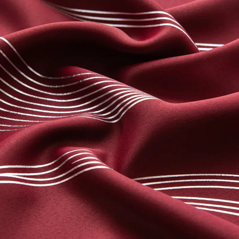 Verdunkelungsvorhänge 2er set aus burgunderrotem seidenstoff mit geometrische wellen-muster silber, 213cm lang