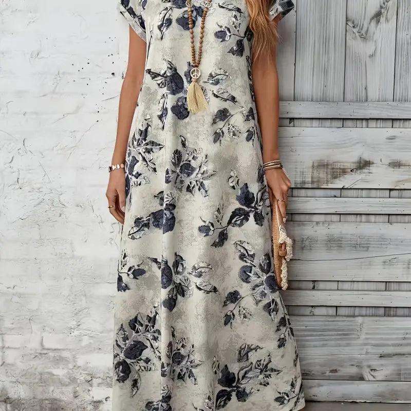 Offweißes damen blumenkleid kurzarm mit rundhals und zartem schwarzem blumenmuster maxi-sommerkleid