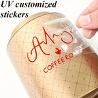 Goldfarbene zylindrische kaffeedose mit kariertem muster und rotem amo-logo als personalisierte uv-transfer-sticker von fuxlshop
